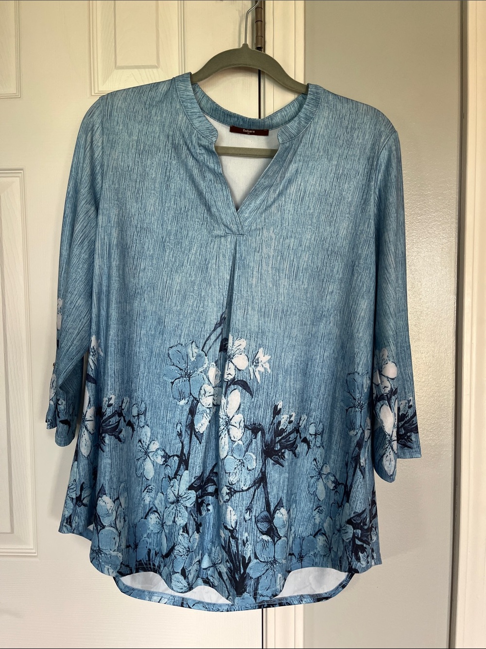 Gaharu women’s XL Light Blue Floral Split-Neck Women's Top blue and white
